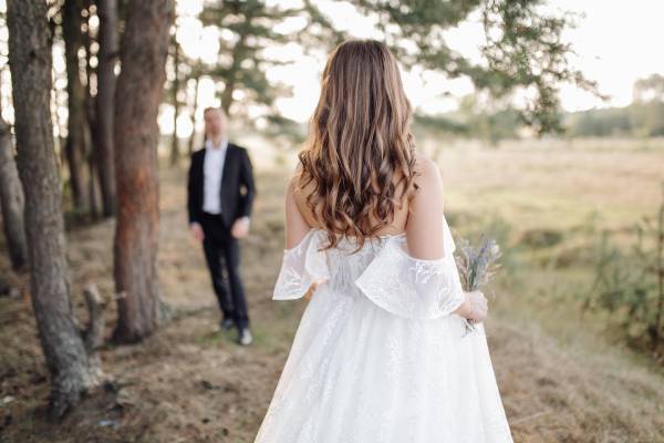 Bild tagen sekunderna efter brudparet ser varandra för första gången i sina kläder. Detta är ett av de viktiga ögonblick som brudpar gärna vill föreviga och som en erfaren bröllopsfotograf vet man behöver fånga.